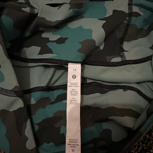 Lululemon cropped leggings camo - Picture 3 of 5
